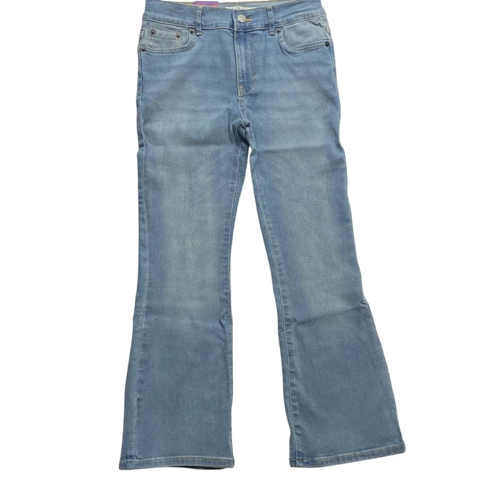 Levis Strauss maintains flare leg